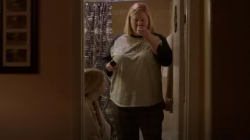 Camiseta de béisbol unisex de Westies usada por Sam (Bridget Everett) como se ve en los atuendos del programa de televisión Somebody Somewhere (S01E01)