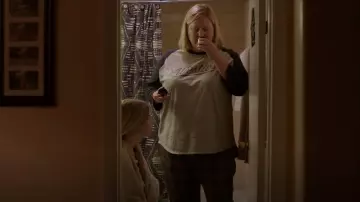 Camiseta de béisbol unisex de Westies usada por Sam (Bridget Everett) como se ve en los atuendos del programa de televisión Somebody Somewhere (S01E01)