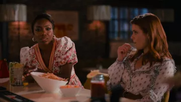 Veronica Beard Abra blusa con volantes con estampado floral de algodón-voile usada por Maddie Townsend (JoAnna Garcia) como se ve en Sweet Magnolias (S02E07)
