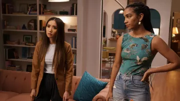 Camiseta sin mangas floral allSaints Blue usada por Ruby (Corinne Foxx) como se ve en el programa de televisión Dollface (S02E05)