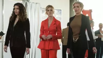 L'ensemble blazer pantalon rouge satiné porté par Mia Smoak (Katherine McNamara) dans Arrow (S08E09)