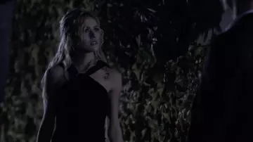 La robe noire Ever New portée par Mia Smoak (Katherine McNamara) dans la série Arrow (Saison 8 Episode 1)