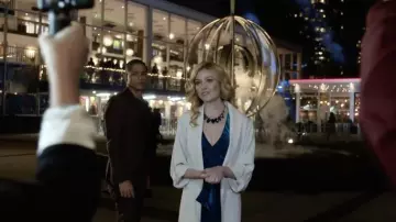 La robe en velours portée par Mia Smoak (Katherine McNamara) dans la série Arrow (Saison 8 Episode 9)