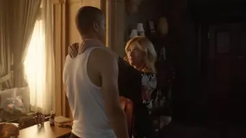 La robe de chambre kimono portée par Mia Smoak (Katherine McNamara) dans la série Arrow (Saison 8 Episode 9)