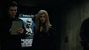 Le blouson noir porté par Mia Smoak (Katherine McNamara) dans Arrow (Saison 7 Episode 22)