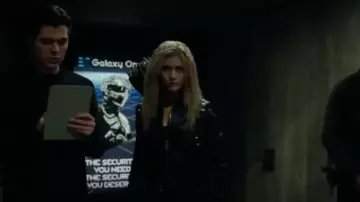 Le blouson noir porté par Mia Smoak (Katherine McNamara) dans Arrow (Saison 7 Episode 22)