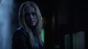La veste en cuir noir porté par Mia Smoak (Katherine McNamara) dans la série Arrow (Saison 7 Episode 18)