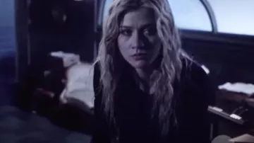 Le blouson en cuir porté par Mia Smoak (Katherine McNamara) dans Arrow (S07E16)