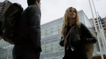 Le blouson en cuir porté par Mia Smoak (Katherine McNamara) dans Arrow (S07E16)