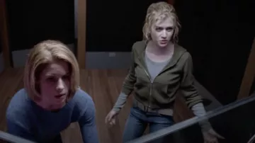 Le sweatshirt à capuche TNA porté par Mia Smoak (Katherine McNamara) dans la série Arrow (S07E16)
