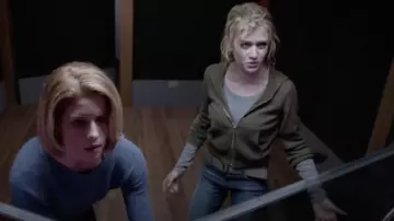 Le sweatshirt à capuche TNA porté par Mia Smoak (Katherine McNamara) dans la série Arrow (S07E16)