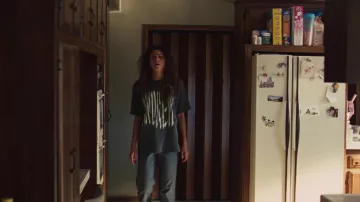 Andrew 2wo2imes Camiseta en carbón usado por Rue Bennett (Zendaya) como se ve en los atuendos de la serie de televisión Euphoria (Temporada 2 Episodio 5)