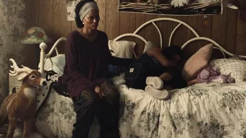 Stussy Poly Coton Pantalon de Travail porté par Gia Bennett (Storm Reid) comme on le voit dans l'Euphorie émission de TÉLÉVISION garde-robe (Saison 2 Épisode 5)