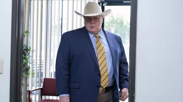 Blanc Cowboy Western Chapeau porté par Don Lucas (Michael Ironside) comme on le voit dans Le Décrochage (S01E02)