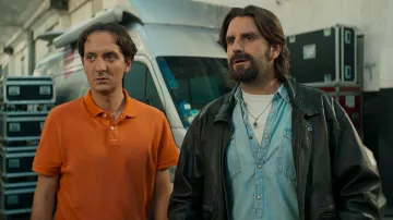 El polo naranja usado por Stéphane Chevalier (David Marsais) en la película Les vedettes