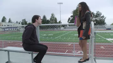 Abrigo impreso en bloque de color usado por Sheri Holland (Ajiona Alexus) en los atuendos de la serie de televisión 13 Reasons Why (Temporada 1 Episodio 10)