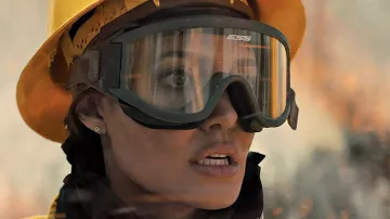 ESS Eyewear Profil Lunettes portées par Hannah (Angelina Jolie) comme on le voit dans Ceux Qui Me Souhaitent Mort film tenues