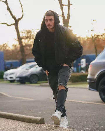 Le jean noir déchiré Represent Wide Awake Destroyer porté par Marco Verratti sur son compte Instagram @marco_verratti92