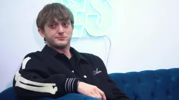 La veste Amiri de Vald dans la vidéo YouTube Vald : sa place dans l'industrie, prise de risques, Tik Tok, Netflix, réactions aux Tweets