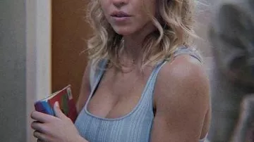 Camiseta sin mangas acanalada azul claro usada por Cassie Howard (Sydney Sweeney) en Euphoria (S01E05)