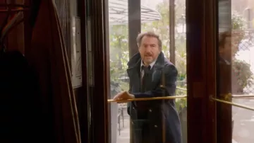 El caban usado por Edouard (Édouard Baer) en la película Adieu Paris