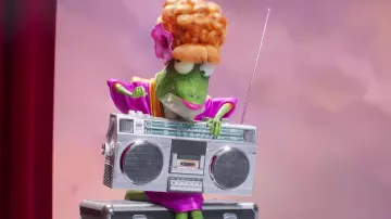 Old School Boom Box of Johnny (Taron Egerton) como se ve en la película Sing 2