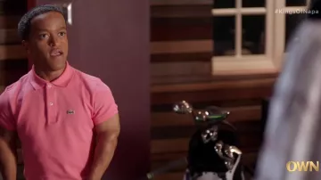 Polo rosa Lacoste usado por Dana King (Rance Nix) como se ve en The Kings of Napa Outfits (S01E05)