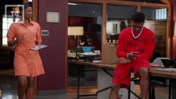 Givenchy Rouge pull et short porté par Christian King (Ashlee Brian) comme on le voit dans Les Rois de Napa TV série armoire (Saison 1 Épisode 5)
