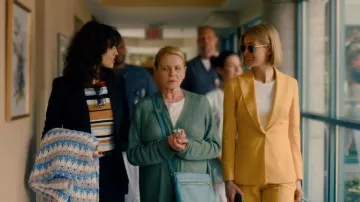 Costume jaune Blazer Veste portée par Marla Grayson (Rosamund Pike) comme on le voit dans I Care a Lot tenues de film