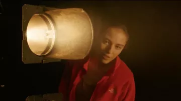 La veste rouge The North Face portée par Elise Gautier (Marion Barbeau) dans le film En corps