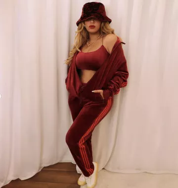 Adidas Originals x IVY PARK sombrero peludo de cubo en rojo usado por Beyoncé en su cuenta de Instagram @beyonce