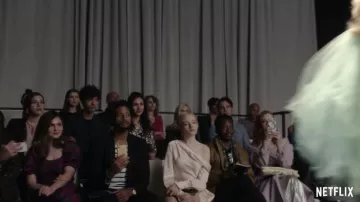 Une épaule robe en satin rose portée par Anna Delvey (Julia Garner) comme on le voit dans Inventing Anna série TV armoire (Saison 1)