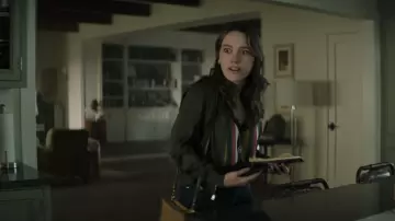 Collar de talismán de Pirra usado por Love Quinn (Victoria Pedretti) en You (Temporada 3 Episodio 2) Trajes de programas de televisión 