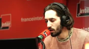 The striped t-shirt with long sleeves HUF "Downhill From Hill" worn by Lomepal in his video Freestyle unpublished - The white card of Lomepal on France Inter