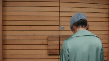 Kangol Furgura Fausse Fourrure Chapeau Capuchon porté par Kat Valdez (Jennifer Lopez) comme on le voit dans Marry Me