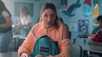 Mochila azul JanSport usada por Jodi Kreyman (Ava Michelle) como se ve en Tall Girl 2