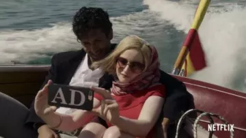 AD iPhone Case utilisé par Anna Delvey (Julia Garner) dans Inventing Anna TV series (Saison 1 Épisode 1)