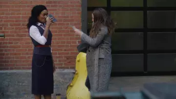 Manteau gris porté par Vivian (Anna Chlumsky) comme on le voit dans Inventer Anna série TV garde-robe (Saison 1 Épisode 1)