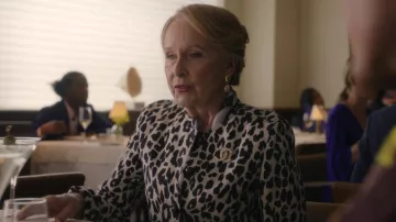 Chanel Perles Broche portée par Nora (Kate Burton) comme on le voit dans Inventing Anna (S01E01)