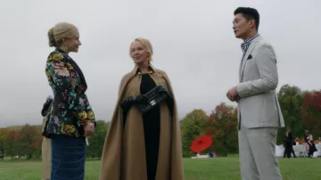 Céline cape en cachemire marron portée par Nora (Kate Burton) comme on le voit dans Inventing Anna séries TV tenues (Saison 1 Épisode 3)