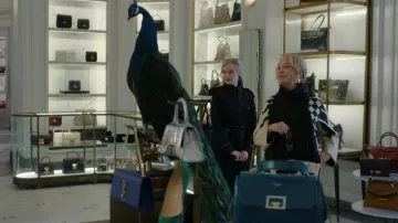 Burberry Kensington Trench en Taffetas noir porté par Anna Delvey (Julia Garner) comme on le voit dans l&#39;Invention d&#39;Anna (S01E03)