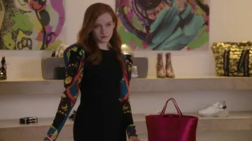 Versace robe à manches foulard portée par Anna Delvey (Julia Garner) comme on le voit dans Inventing Anna (S01E05)