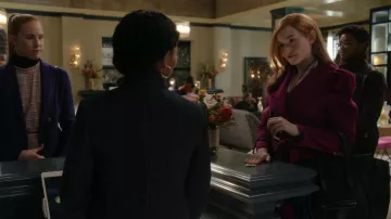 Sac à main Celine Micro Bagages en cuir de veau lisse porté par Anna Delvey (Julia Garner) comme on le voit dans Inventing Anna (S01E05)