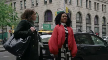 Proenza Schouler Résumé Imprimé Animal Jacquard à Manches Longues à col Roulé Haut porté par Neff (Alexis Floyd) comme on le voit dans l&#39;Invention d&#39;Anna (S01E05)