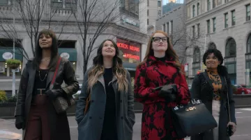 Dries Van Noten Rolta Floral Jacquard Manteau en rouge et noir porté par Anna Delvey (Julia Garner) comme on le voit dans Inventing Anna (S01E05)