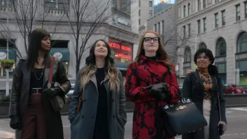 Gucci Zumi Top Poignée Sac porté par Anna Delvey (Julia Garner) comme on le voit dans l&#39;Invention d&#39;Anna (S01E05)