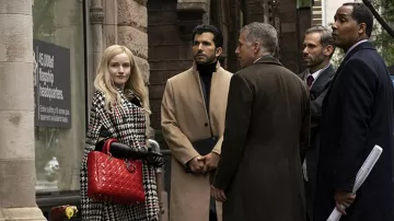 Dior Rouge Cannage en Cuir Verni Grand Lady Dior Fourre-tout porté par Anna Delvey (Julia Garner) comme on le voit dans Inventer Anna (S01E04)