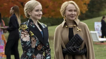 Dolce &amp; Gabbana floral détail jacquard blazer porté par Anna Delvey (Julia Garner) comme on le voit dans l&#39;Invention d&#39;Anna (S01E03)