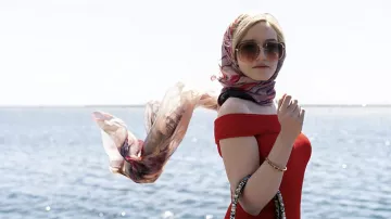 Dior UltraDior SU oversized sunglasses in red worn by Anna Delvey (Julia Garner) as seen in Inventing Anna (S01E02)