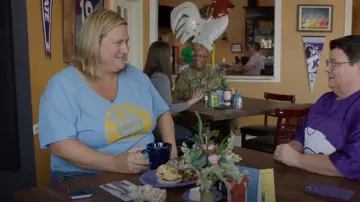 Donuts Make People Happy V-Neck T-Shirt usada por Sam (Bridget Everett) en Somebody Somewhere Wardrobe (Temporada 1 Episodio 5)